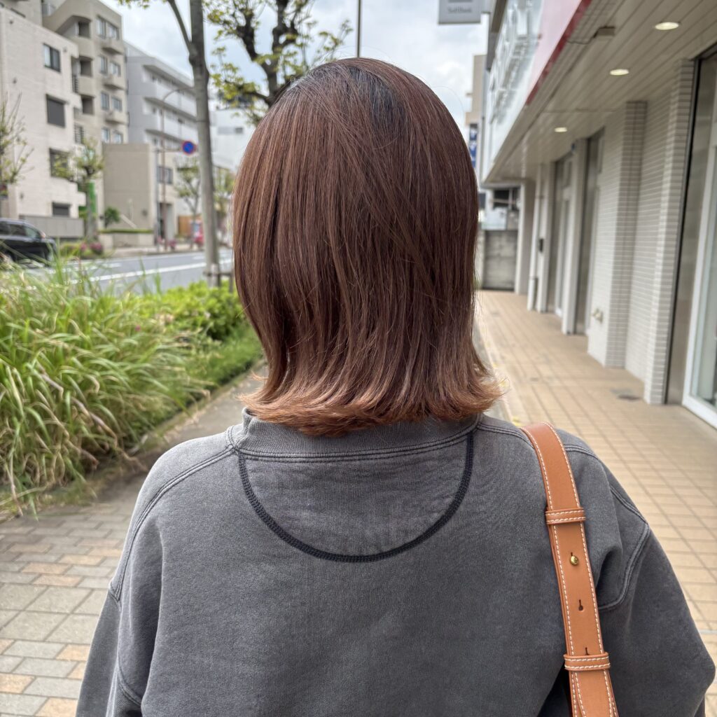 白髪染めをやめた30代。外での写真。