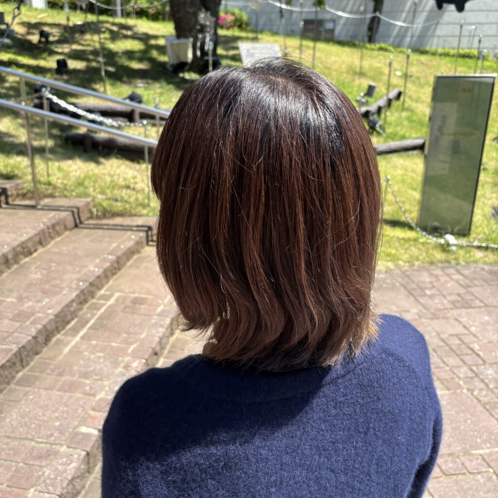白髪染めをやめた30代。外での写真。