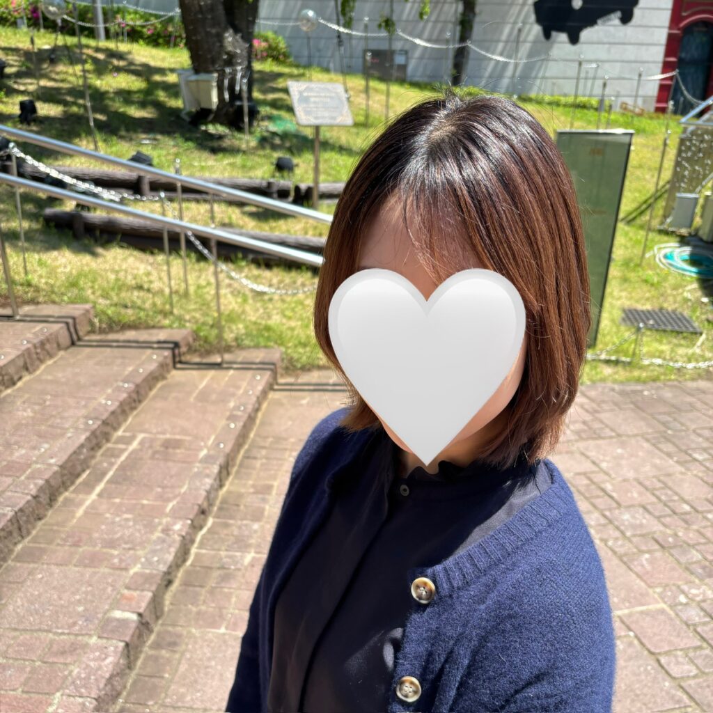 白髪染めをやめた30代。外での写真。