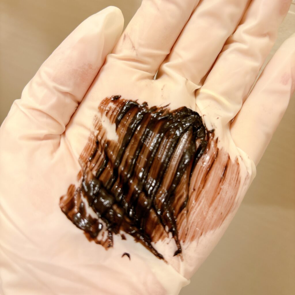 サイオス カラートリートメント　ダークブラウンを手に出した様子