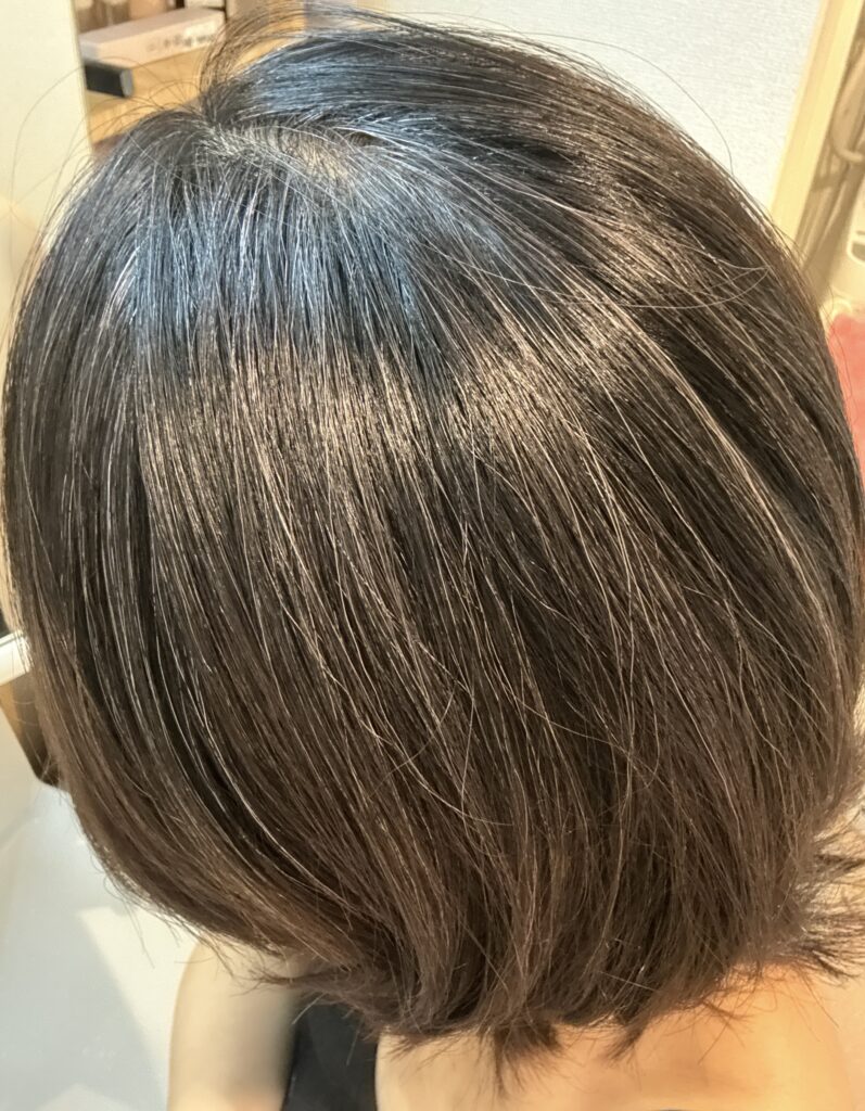 蛍光灯の下で白髪を見た様子