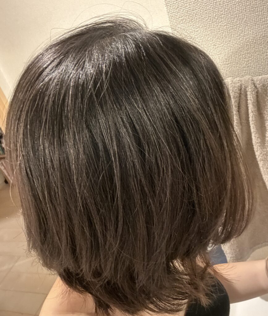 白髪を白熱灯の下で見た様子