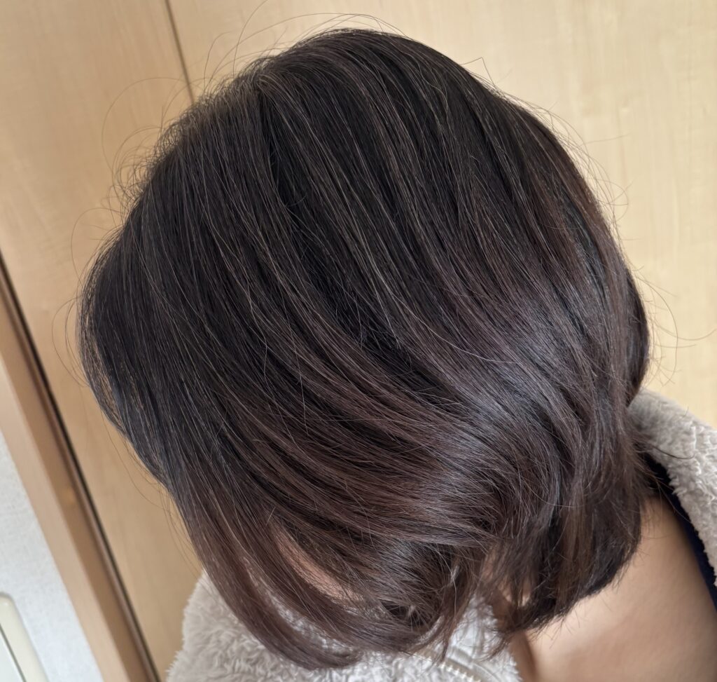 グレイヘア移行中にアンナドンナ　カラートリートメント（アッシュベージュ）を使用後の髪の様子