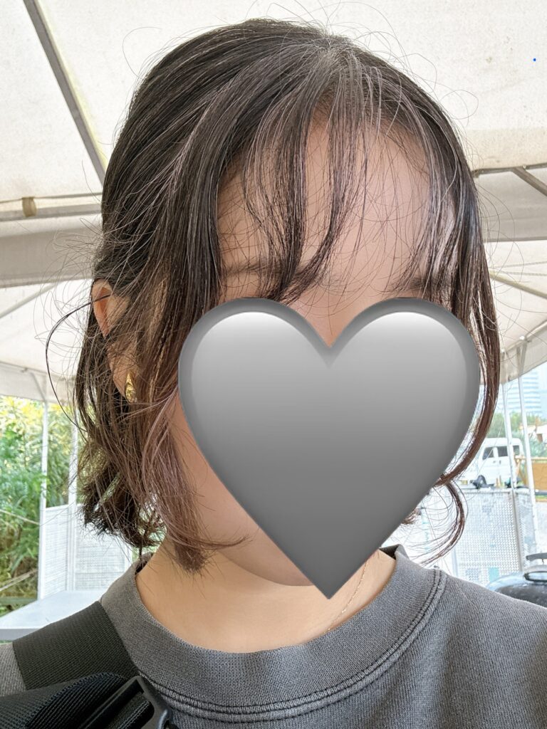 雨の日のくせ毛と白髪の様子