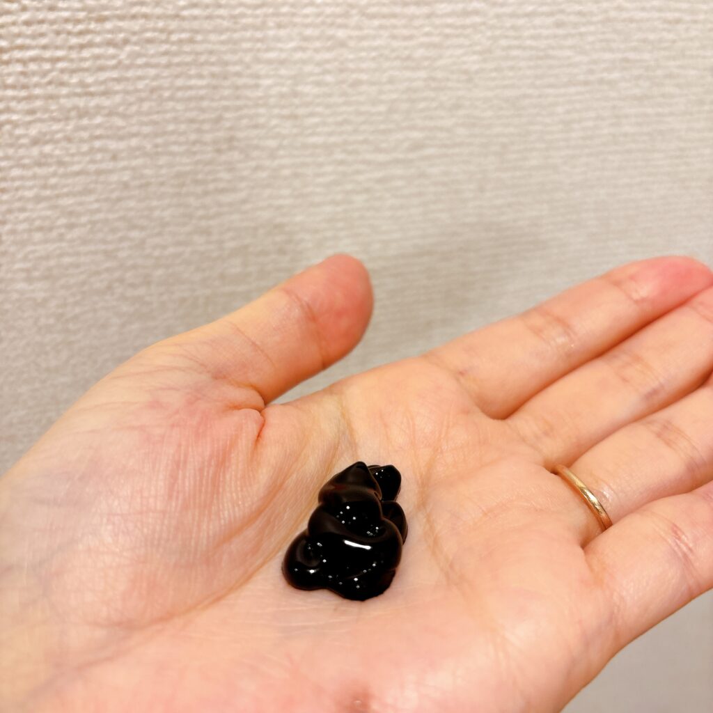 クレイエンス クレイスパ カラートリートメント︎のアッシュブラウンを手に出したようす