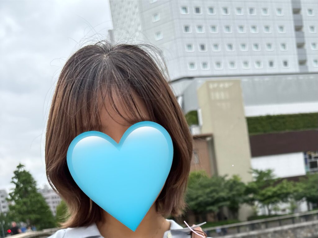 白髪染めをやめて4ヶ月頃の様子。境目と頭頂部の色ムラが気になる