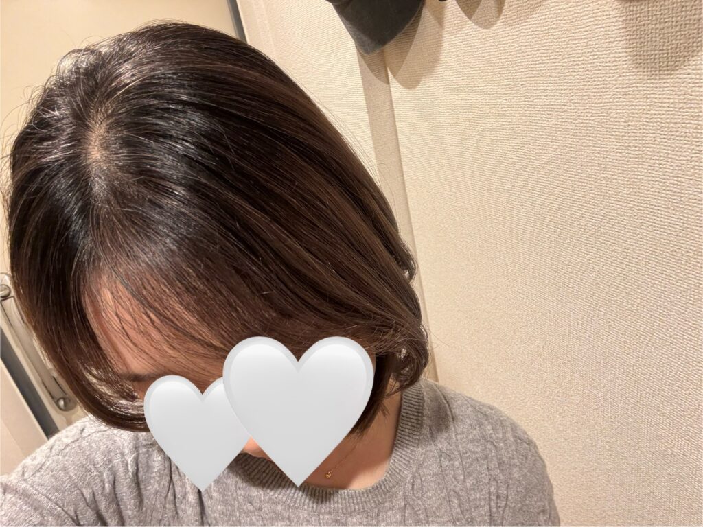 グレイヘア移行中にカラートリートメントを使っている様子