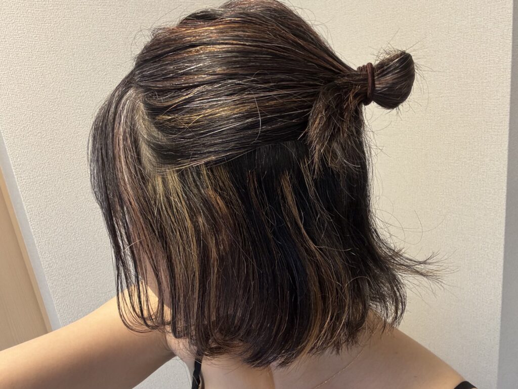 グレイヘア移行中にハイライトを入れてみたら、カラートリートメントの残留で色ムラに